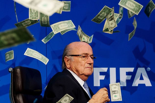 Sepp Blatter obrzucony dolarami (fot: Philipp Schmidli)