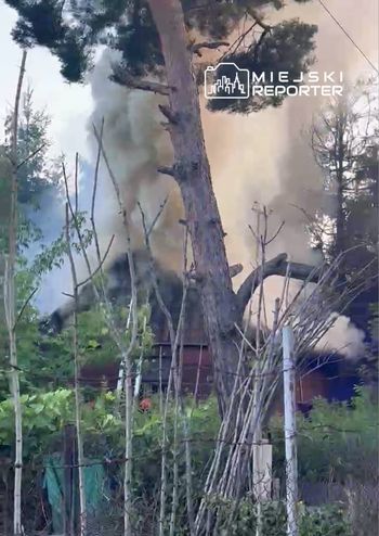 Pożar drewnianego domu we Włochach. Trwa akcja gaśnicza