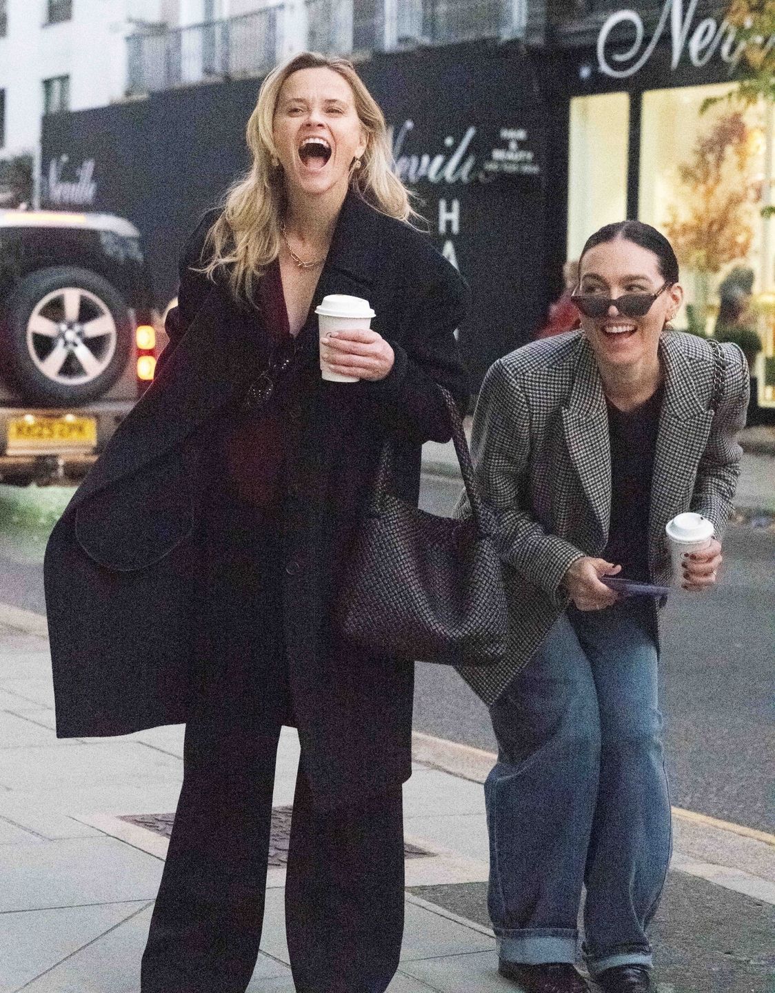 Reese Witherspoon w szampańskim nastroju buszuje po butikach