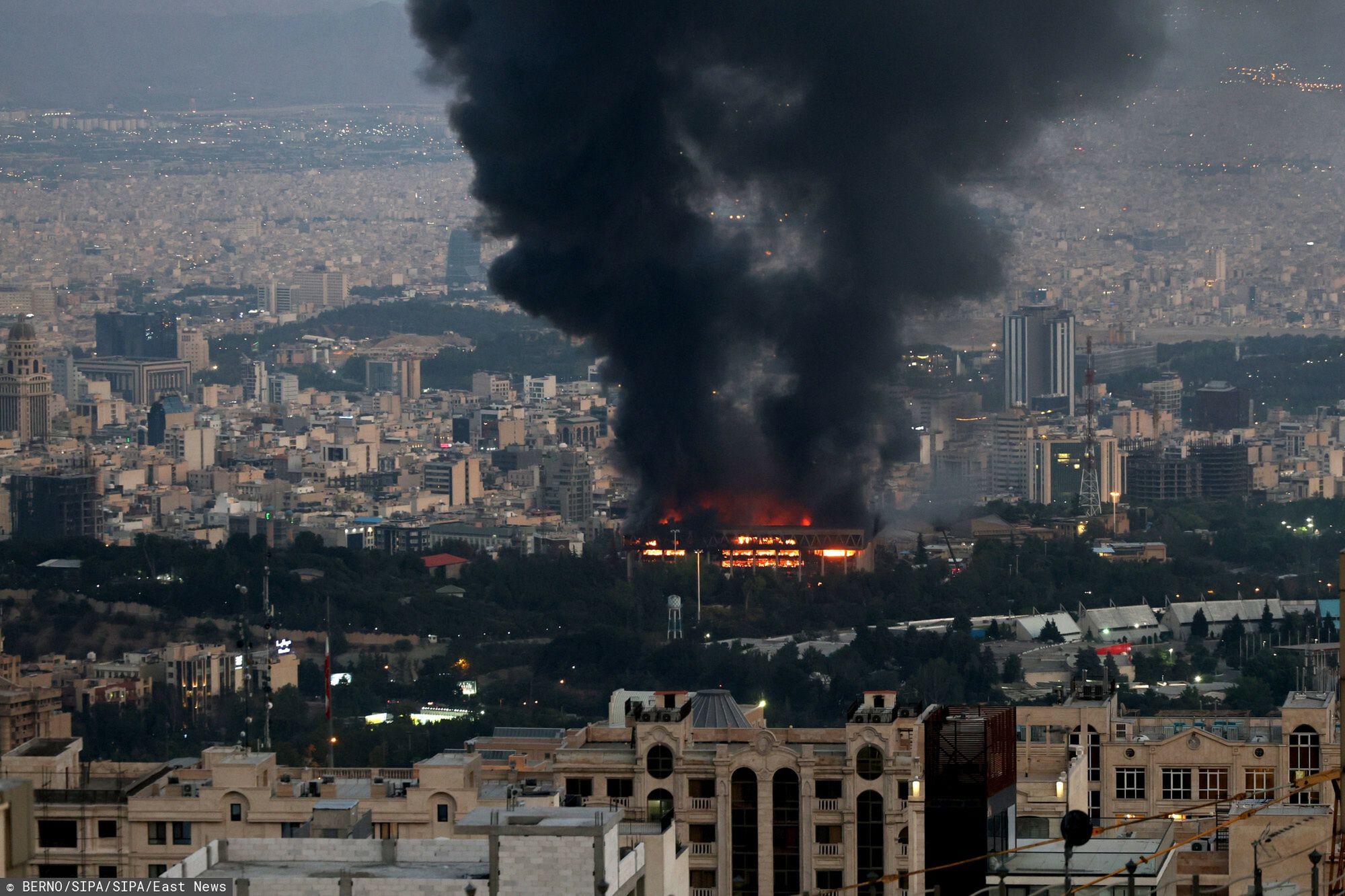 Konflikt Izraela z Iranem
Iran State Radio and Television (IRIB) building was hit by an Israeli strike and left one dead and several injured.

The Iranian State Radio and Television (IRIB) building was hit by an Israeli strike on Monday, briefly interrupting the channel's live broadcast. Israeli Defense Minister Israel Katz previously said it was "on the verge of disappearing" after the army called on the population to evacuate the area where the institution is located in northeast Tehran. Iran and Israel continued their deadly aerial bombardments against each other on Monday in the fourth day of a military escalation between the two countries. Tehran, IRAN June 16,2025.//FARNOOD_sipa.10422/Credit:BERNO/SIPA/2506170818
BERNO/SIPA