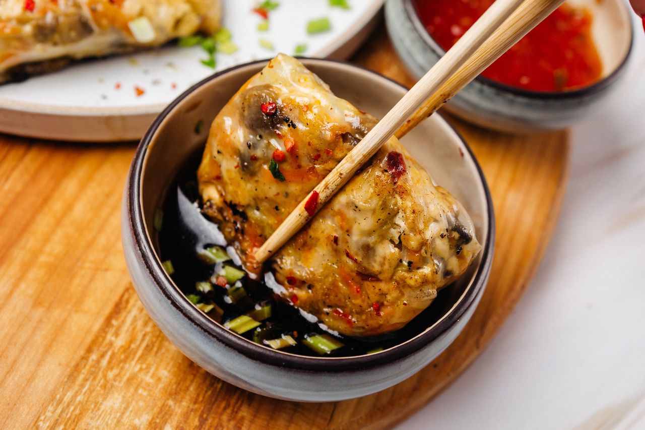 Gdy mam ochotę na coś azjatyckiego robię te pierożki. Są idealnie chrupkie, a w środku czeka pyszny farsz