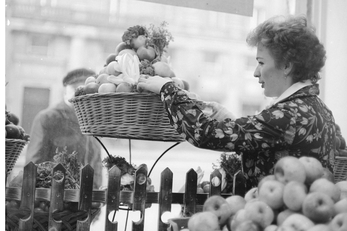 Wystawa z owoców w sklepie spożywczym w Warszawie, 1979 r.