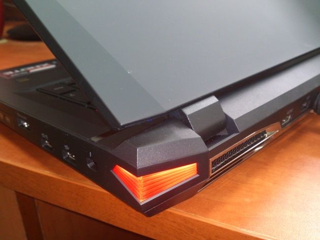 XNOTE P377SM-A widok z boku