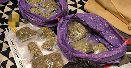 Magazyn narkotyków w mieszkaniu 17-latka z Lublina! Policja znalazła ponad 3 kg marihuany i mefedronu. W tle środowisko pseudokibiców