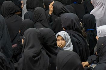 Zakaz hidżabów w szkołach. Uczennice "smutne i złe". Protesty w Austrii