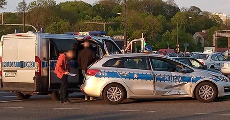 Policjanci na sygnale wjechali na czerwonym świetle. Wjechał w nich opel