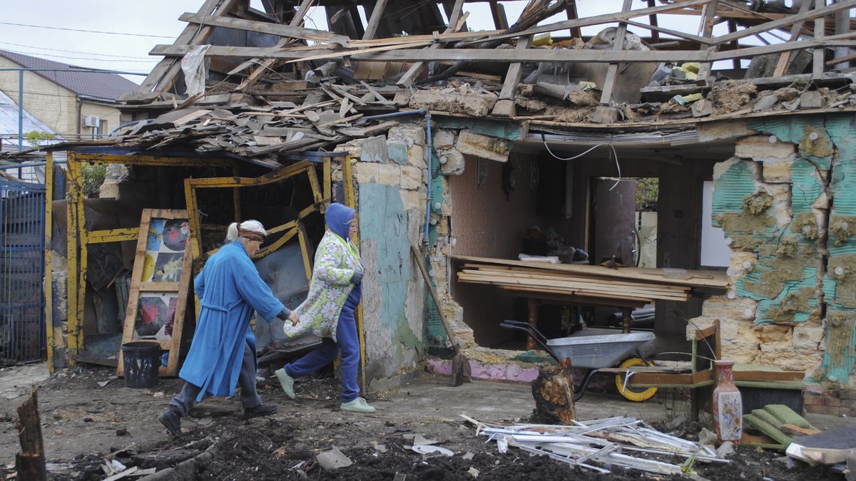 Local people clean debris near their damaged home in Odesa, Ukraine, 11 October 2025, amid the ongoing Russian invasion. At least one person was injured after the overnight mass Russian drones attack on energy and civil infrastructure objects in the Odesa region, according to the State Emergency Service. EPA/IGOR TKACHENKO Dostawca: PAP/EPA.