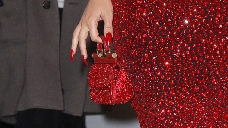 Kim Kardashian eksponuje smukłą talię na pokazie Dolce&Gabbana