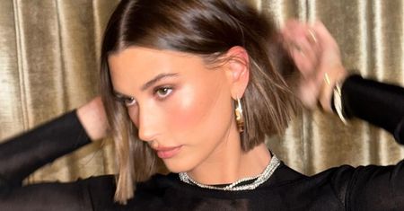 Stylizacje gwiazd na festiwalu Coachella 2023. Hailey Bieber włożyła "brudne" spodnie?