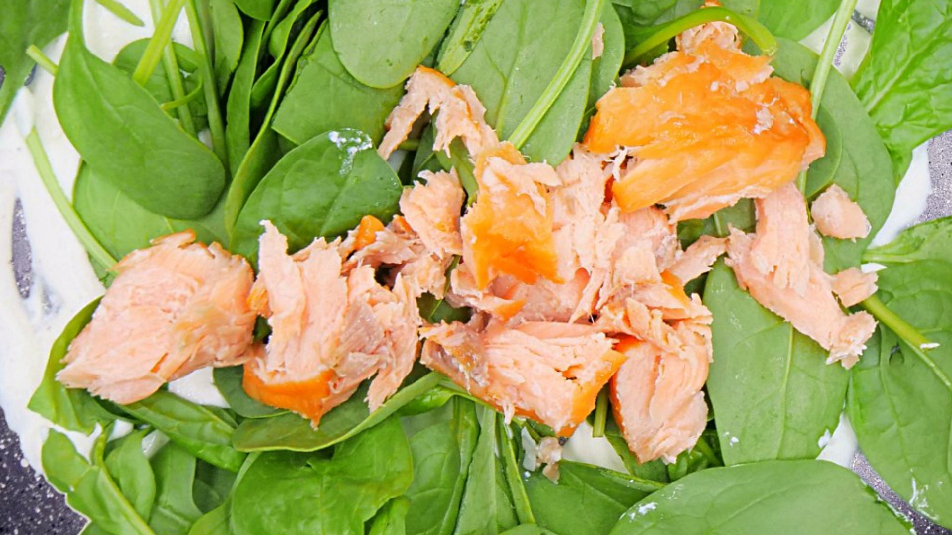 Łosoś wędzony na zimno i na gorąco różni się nie tylko smakiem, lecz także w kilku aspektach wpływem na zdrowie.