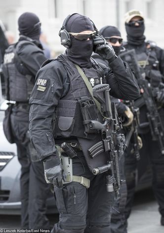 "Nasi mężowie nie mogą demonstrować. Ale my - tak. Czara goryczy się zbiera". Żona policjanta szczerze o swojej sytuacji