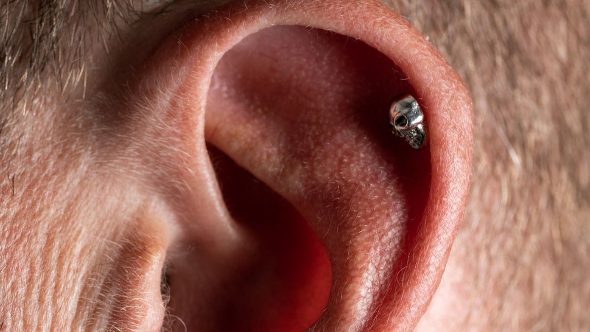 Kolczyki w uchu zaobserwować można zarówno u mężczyzn, jak i u kobiet.