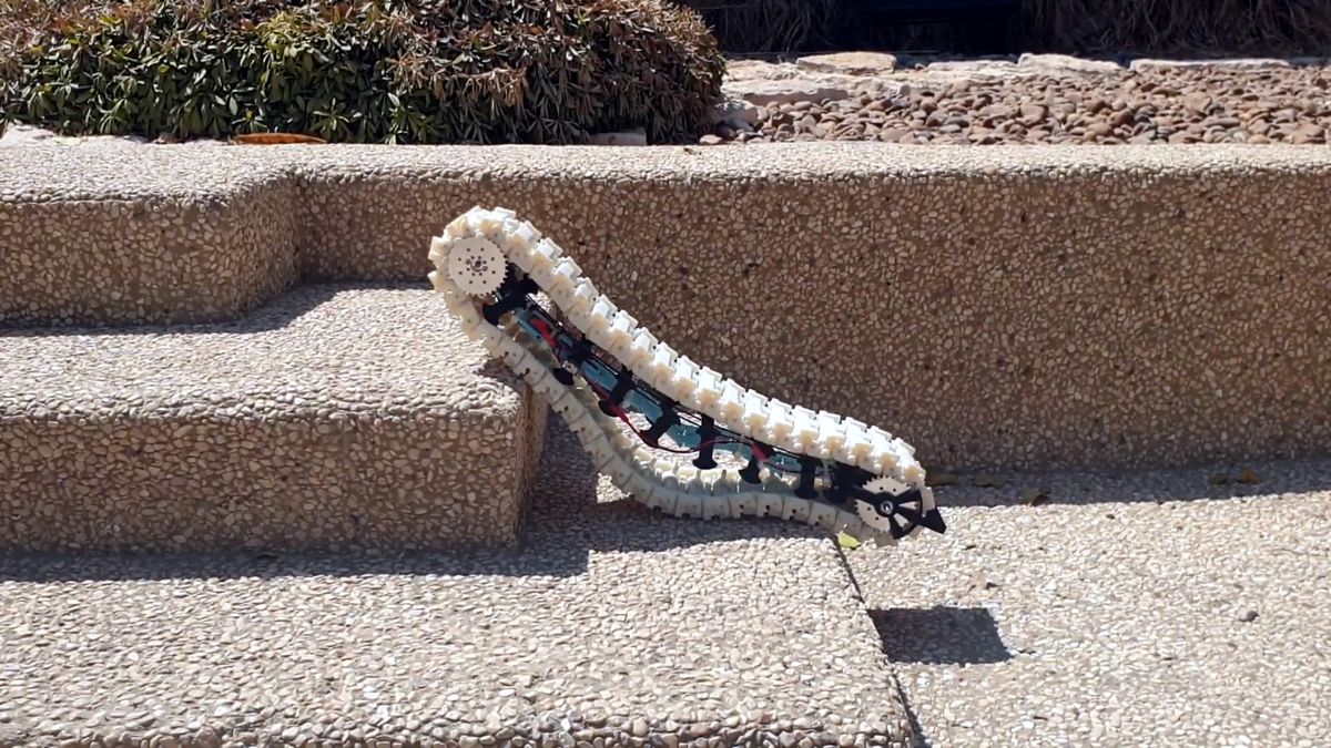 Elastyczny robot gąsienica RCTR pokonuje różne przeszkody. To dzieło naukowców z Izraela 1