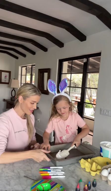 Joanna Krupa bawi się z córką