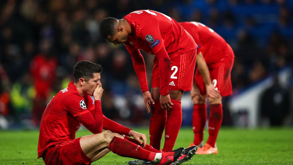 Getty Images / Jay Barratt - AMA / Reakcja Roberta Lewandowskiego (na zdjęciu od lewej) na uderzenie w twarz przez Marcosa Alonso