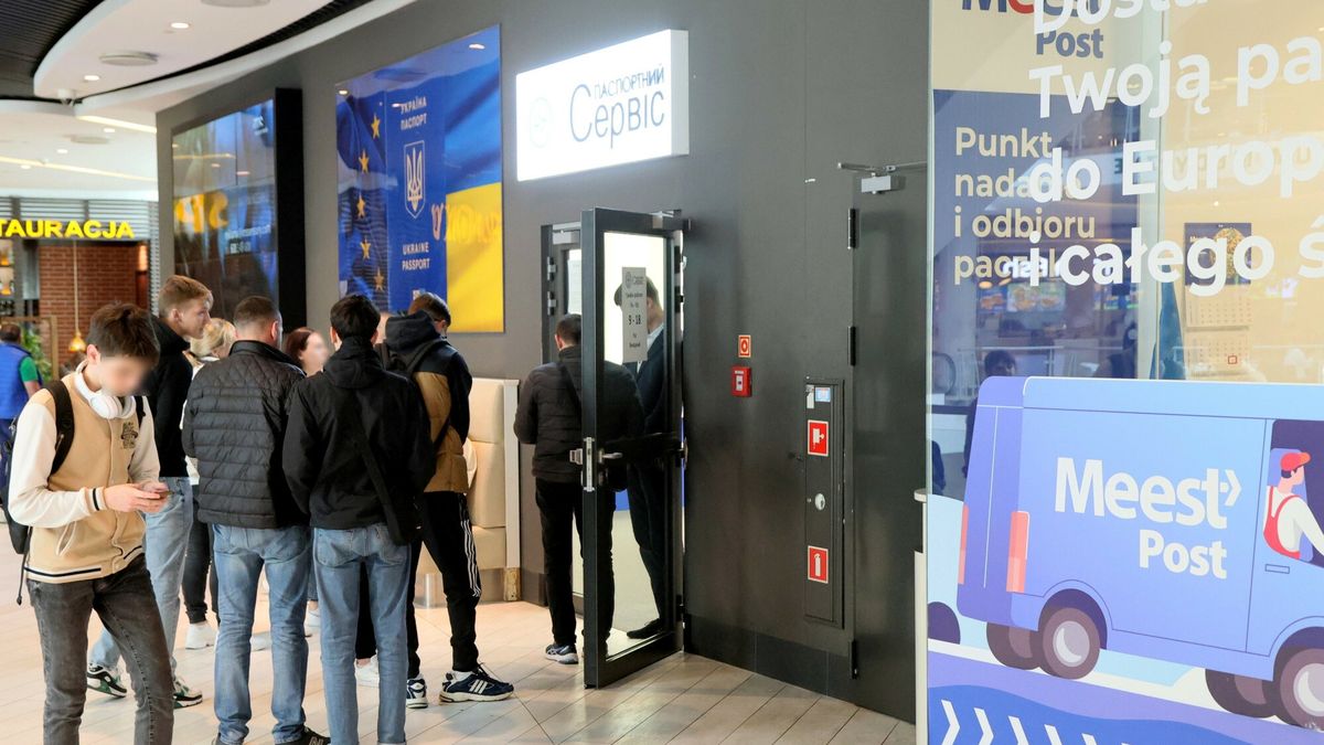 Blisko 100 tys. młodych wyjechało z Ukrainy po zmianie przepisów. Na zdjęciu Mobilny Punkt Paszportowy dla Obywateli Ukrainy w jednym z centrów handlowych