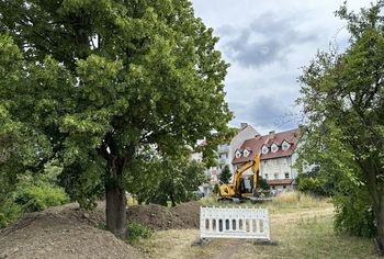 Samorząd Leszna buduje nową drogę dla pieszych i rowerów. Połączy dwa odcinki rozdzielone Alejami Konstytucji Trzeciego Maja