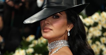 Kim Kardashian zgubiła paznokcia na czerwonym dywanie. Nagranie krąży po sieci