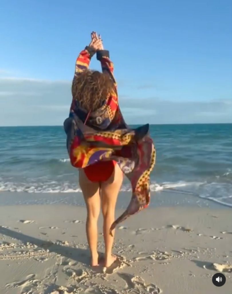 Jennifer Lopez oddaje się porannym rytuałom na plaży w bikini i szlafroku Versace