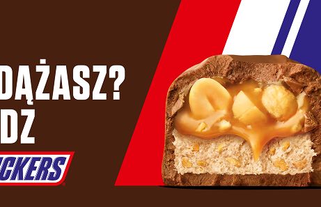 Snickers przywołuje lato w reklamie batonów lodowych