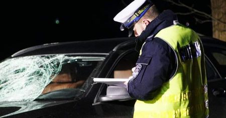 Przechodził przez nieoświetlony odcinek jezdni bez odblasków. Został potrącony przez BMW, nie żyje