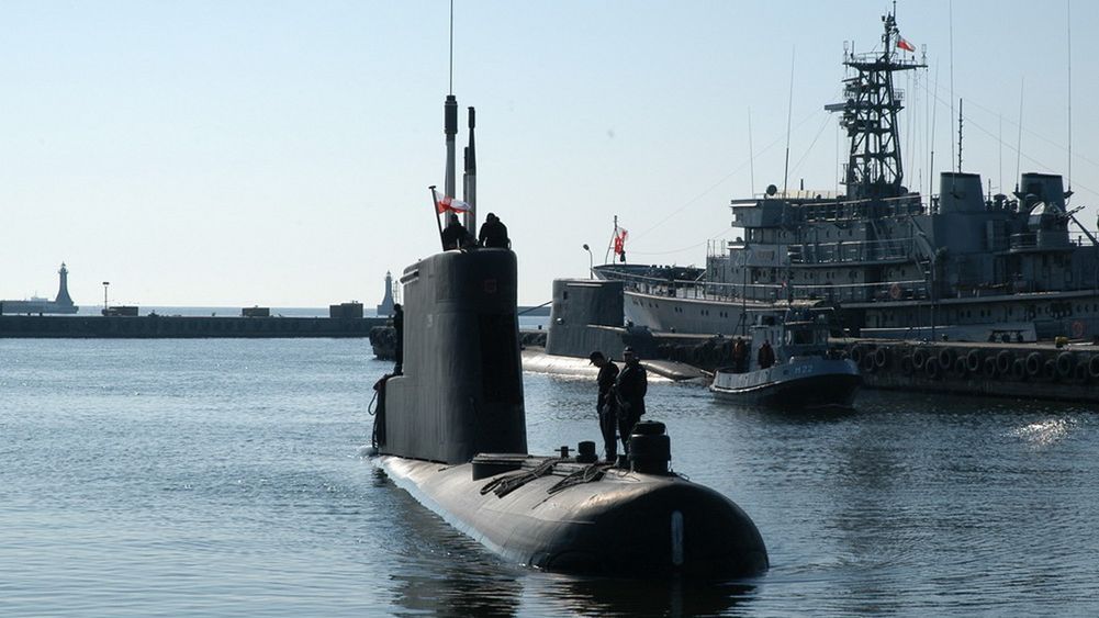 Choć kolejne okręty trafiają na żyletki, MON nadal odwleka zakup nowych jednostek.