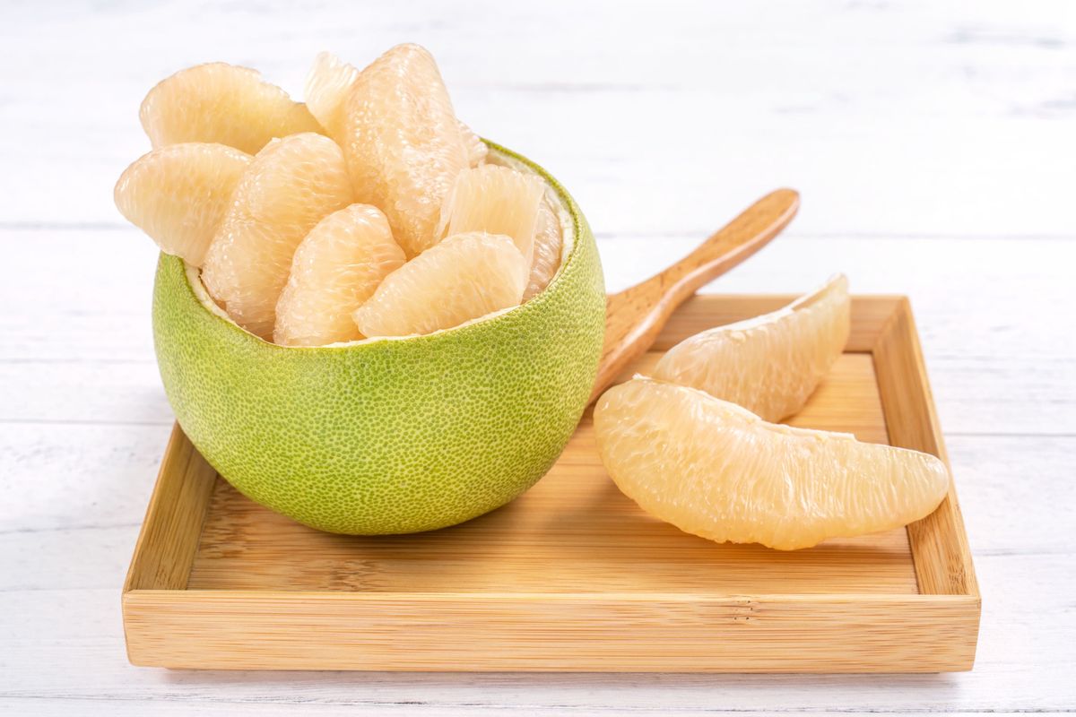 Pomelo co to za owoc i czy warto go jeść? WP Kuchnia