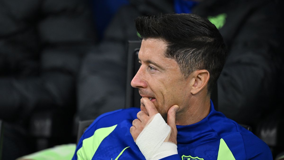 MILAN, ITALY - MAY 06: Robert Lewandowski of FC Barcelona looks on from the bench during the UEFA Champions League 2024/25 Semi Final Second Leg match between FC Internazionale Milano and FC Barcelona at Giuseppe Meazza Stadium on May 06, 2025 in Milan, Italy. (Photo by Dan Mullan/Getty Images)