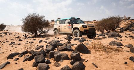 Land Rover Defender udowadnia swoje możliwości w Dakarze. Wygrywa nową kategorię