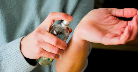 Tak przedłużysz zapach perfum. Będą wyczuwalne przez cały dzień