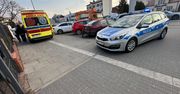 Rowerzysta „po spożyciu” przewrócił się na auto. Trafił do szpitala