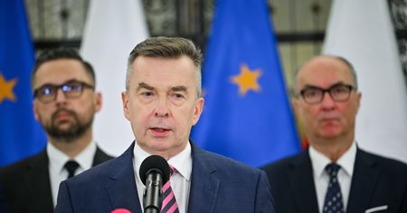 Dwa tygodnie od dymisji, minister Wieczorek "pracuje zdalnie". Trwa poszukiwanie następcy