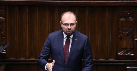 Ujawnili kolejne maile. "Załatwcie media"