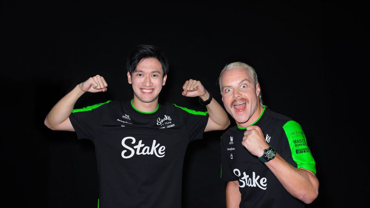Materiały prasowe / Stake F1 Team / Na zdjęciu: Guanyu Zhou (z lewej) i Valtteri Bottas