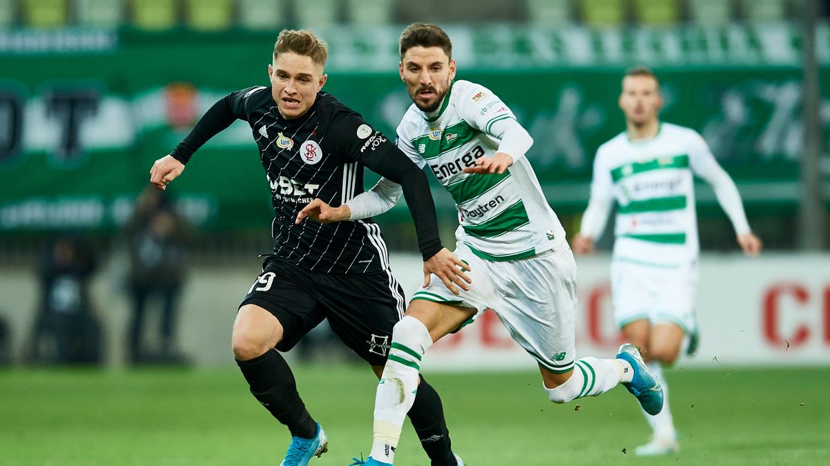 PAP / Adam Warżawa / Na zdjęciu: piłkarz Lechii Gdańsk Filip Mladenovic (z prawej) i Michał Trąbka (z lewej) z ŁKS Łódź