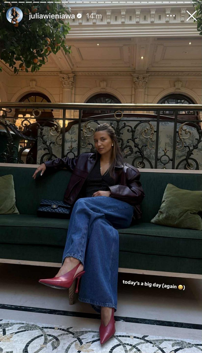 Julia Wieniawa nosi modne szpilki "slingback" 