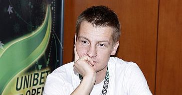 Mroczek wkręcił się w pokera. Wygrywa!