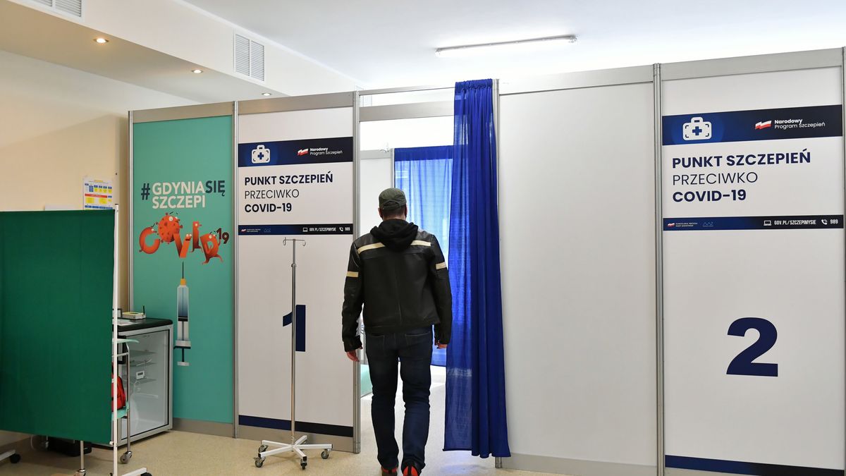 Gdynia, 04.05.2021. Koronawirus w Polsce. Otwarcie punktu szczepień powszechnych przy Uniwersyteckim Centrum Medycyny Morskiej i Tropikalnej w Gdyni, 4 bm. (aldg) PAP/Adam Warżawa