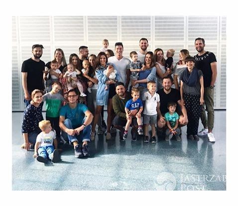 Anna Lewandowska, Robert Lewandowski i Klara Lewandowska pozują do zdjęcia