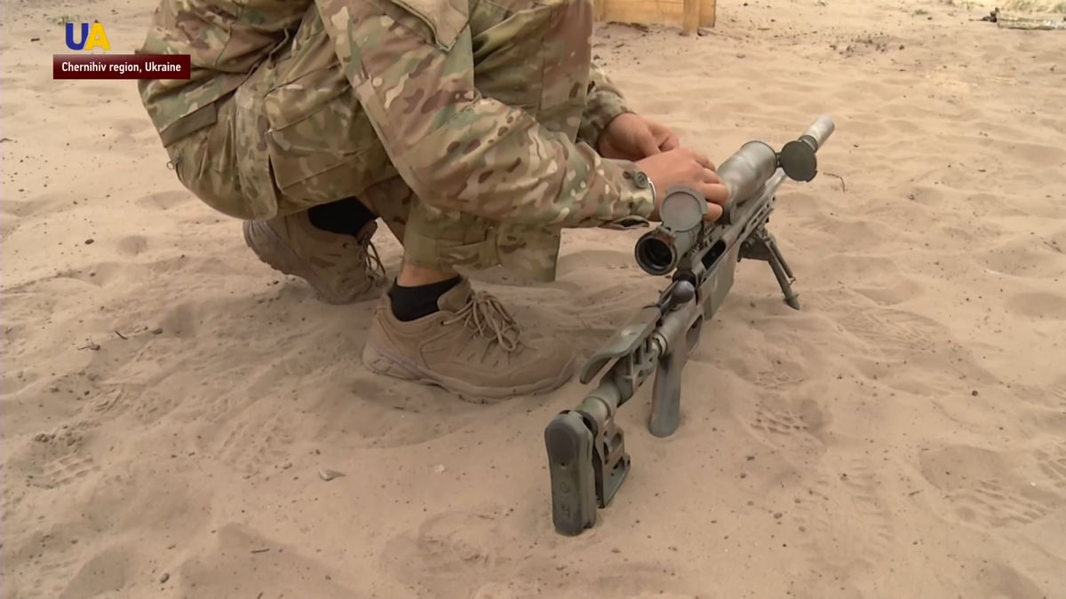 Ukraiński snajper z karabinem SAKO TRG 22 tym razem w malowaniu maskującym.