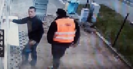 Podniósł portfel i schował go do kieszeni. "Honor ponad wszystko". Szukają złodzieja