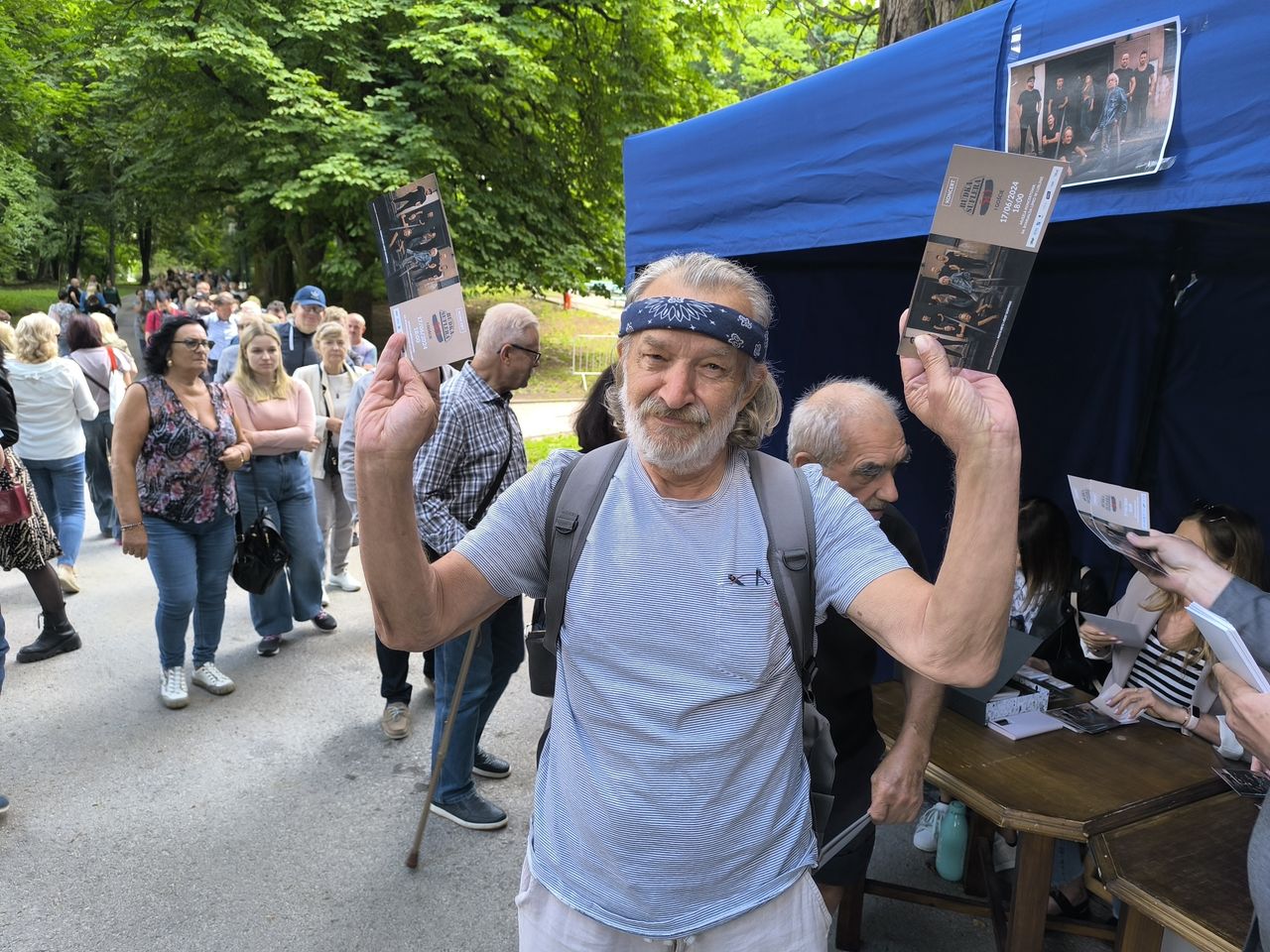 Fani w kolejce po zaproszenia