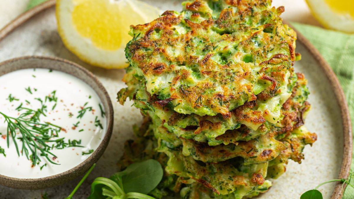 Placki z cukinii są propozycją na pyszny i zdrowy obiad