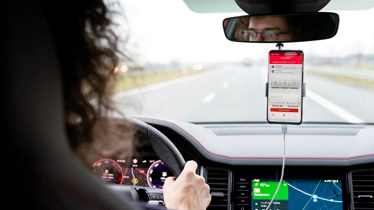 Aplikacja e-TOLL podczas jazdy autostradą