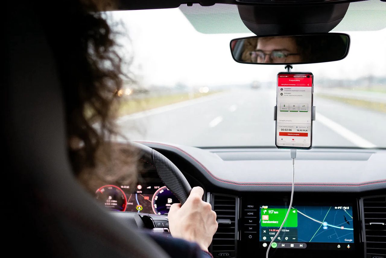 Aplikacja e-TOLL podczas jazdy autostradą