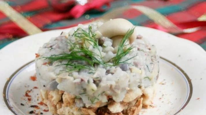 Tatar śledziowy z marynowanymi pieczarkami