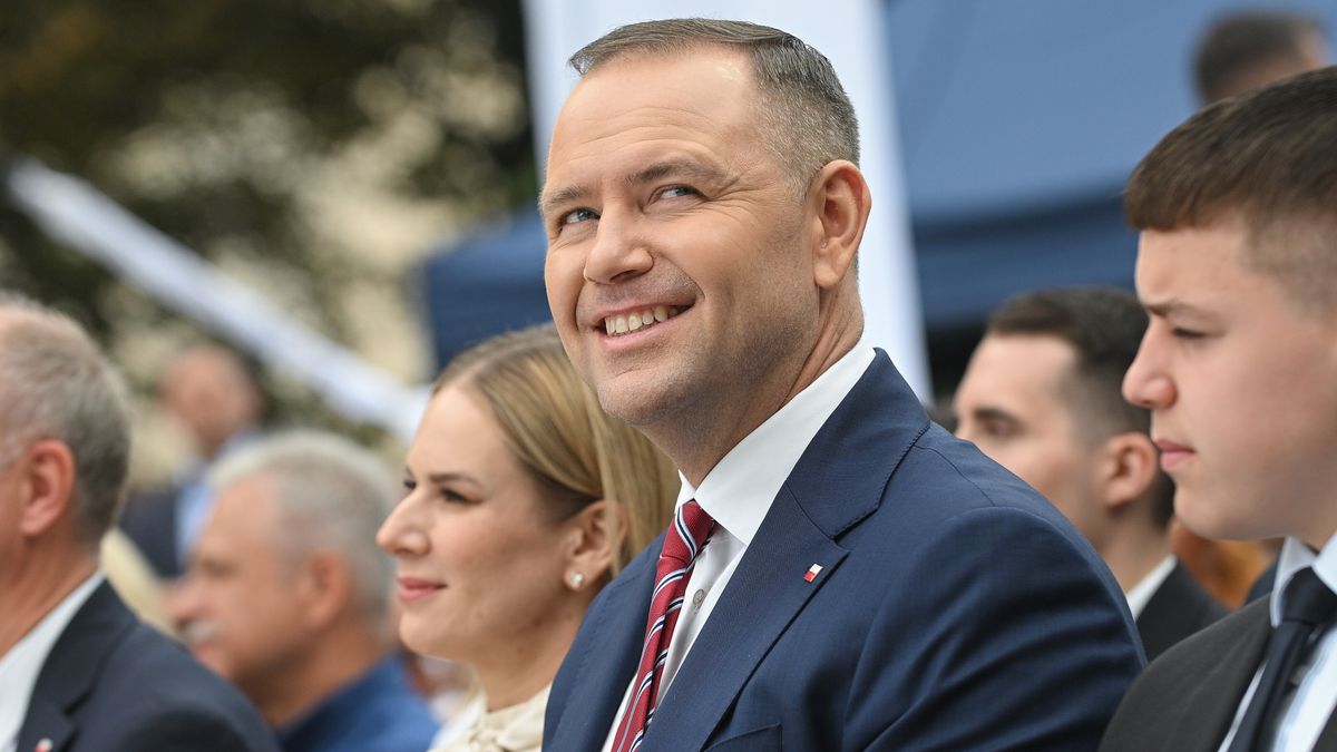 Karol Nawrocki, Marta Nawrocka, Antoni Nawrocki
Warszawa, 06.09.2025. Prezydent RP Karol Nawrocki (C) i pierwsza dama Marta Nawrocka (L) z synem Antonim (P) podczas spotkania z cyklu "Narodowe Czytanie" w Ogrodzie Saskim w Warszawie, 6 bm. Tegoroczn� lektur� jest poezja Jana Kochanowskiego. (jm) PAP/Marcin Obara
Marcin Obara
Antek, Antoni, czytanie, ksi��ki, kultura, ma��onka, narodowe czytanie, Ogr�d Saski, para prezydencka, pierwsza dama, polityk polityka, promocja czytelnictwa, rodzina, syn, �ona