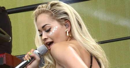 Rita Ora w wyuzdanym tańcu na scenie