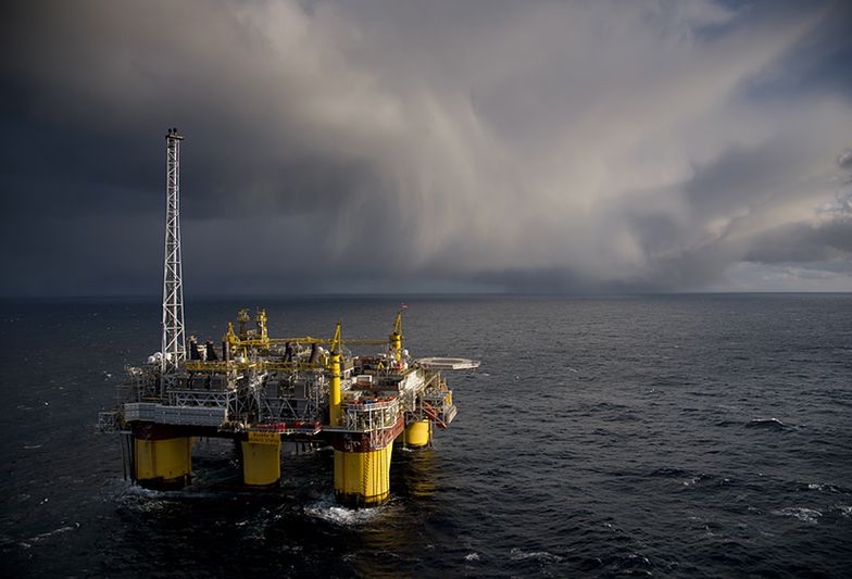 Kryzys naftowy uderza w najbogatszy kraj Skandynawii. Norwegia musi sięgnąć do rezerw