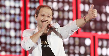 Sławomir oszukuje fanów? "KŁAMCZUSZKU, jeździsz luksusowym audi"
